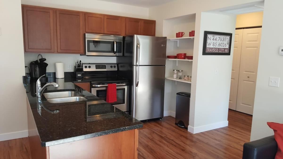 Modern And Pristine Condo -By The Gt Commons Traverse City Esterno foto